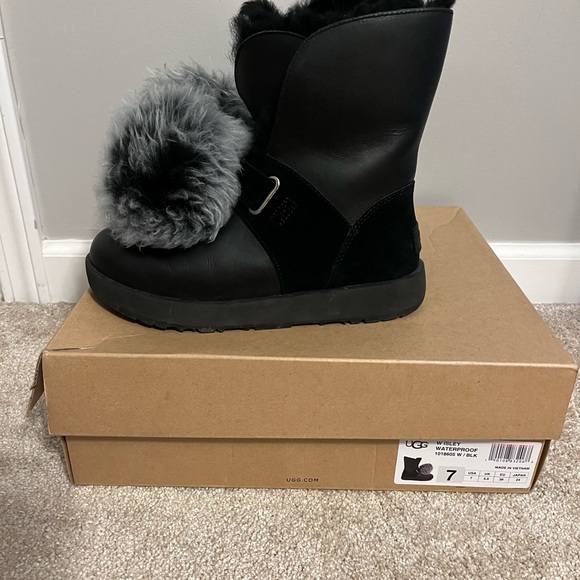 UGG Isley Waterproof, SIZE 7 - Picture 2 of 2